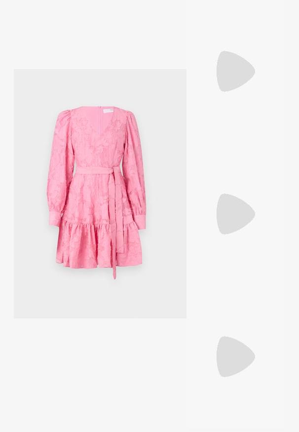 Rózsaszín ruha V-kivágással, hosszú puffos ujjak, texturált virágmintával, derékmegkötővel és flared szoknyával, fodros szegéllyel.; Fekete lakkbőr slingback sarkú cipők hegyes orral és kis blokk talppal, ezüst csat díszítéssel a pánton.; Fekete bőrtáska ívelt formával, levehető pánttal és arany színű fémrészekkel. A táskán egy csattal díszített fedél található.; Ezüst színű fülbevalók csavart karika dizájnnal, textúrált felülettel és bordázott részletekkel, amelyeket poszt zár biztosít.