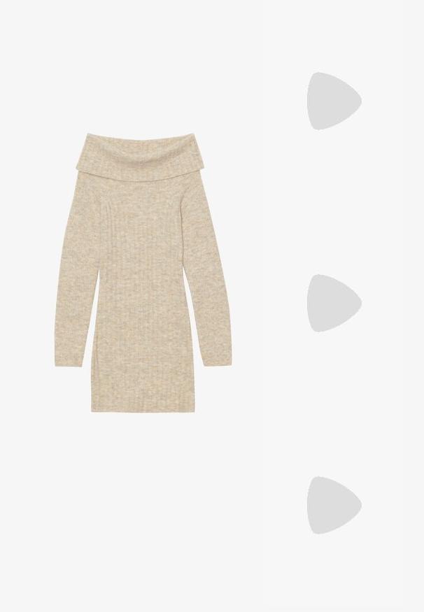 Abito lavorato a maglia scivolato sulle spalle in beige chiaro, con texture a coste, maniche lunghe e silhouette aderente.; Décolleté in vernice nera con punta affusolata e tacco in geometria cubica. Presentano un design elegante e minimalista, con una texture liscia.; Borsa a tracolla nera in pelle con una forma curva, manico rimovibile e accessori dorati. La borsa presenta una patta con un dettaglio a fibbia.; Bracciale in metallo color oro con un design fluido e curvilineo. Presenta un piccolo e prominente accento color argento a un'estremità.