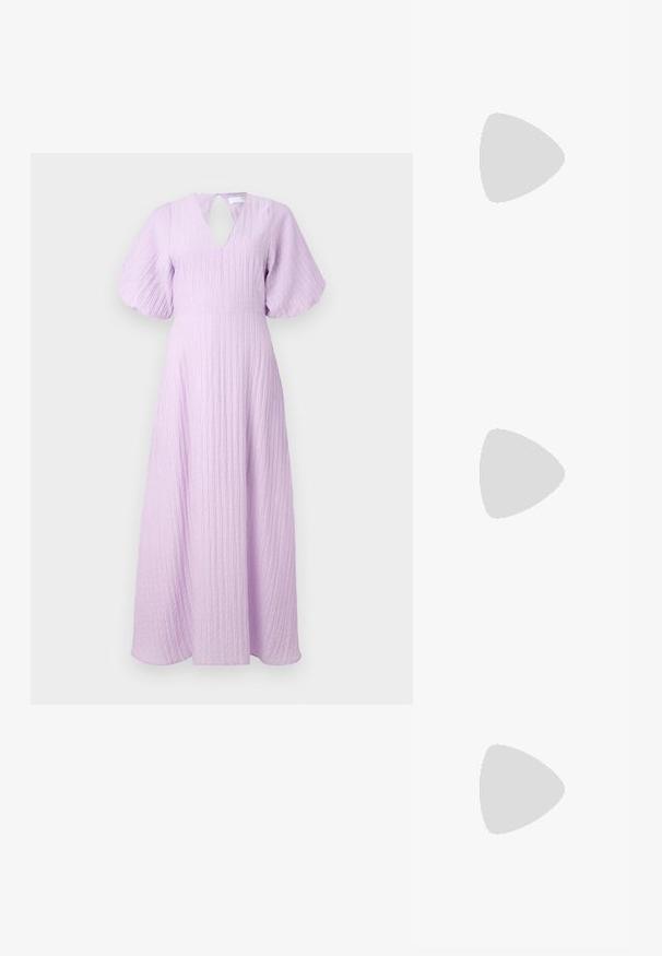 Lavanda maksi haljina s teksturiranim, nabranim dizajnom. Ima dekolte u obliku ključa i raširene kratke rukave. Mekana, lepršava tkanina.; Crne lakirane kožne sandale s otvorenom petom i špicastim vrhom, s geometrijskom blok petom. Imaju elegantan, minimalistički dizajn i glatku teksturu.; Srebrna metalik torbica sa strukturiranim oblikom, s gornjom drškom i detaljem mašne sprijeda. Glatka tekstura, reflektirajući finiš.; Srebrna dvostruka prsten s glatkom, poliranom površinom. Karakterizira ga fluidan, zakrivljen dizajn s preklapajućim sekcijama za moderan izgled.
