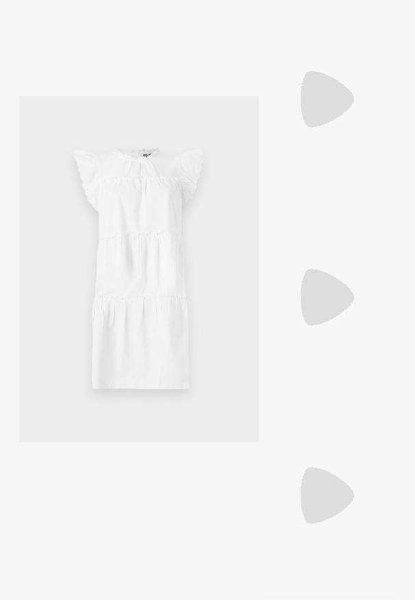 Balta vijumu kleita ar īsām pūkainām piedurknēm, apaļu kaklu un savilktu krūšu daļu. Izgatavota no viegla auduma ar gludu tekstūru.; Zeltaini, metāla kurpes ar siksniņām, norakans purngalis un masīla papēdis. Gluda tekstūra, minimālisma dizains un šaura siksna.; Dzeltena mākslīgā krokodila roku soma ar strukturētu dizainu, augšējo rokturi, noņemamu ķēdes siksniņu un dekoratīvām kristāla rotājumiem aizdares daļā.; Zeltīti metāla auskari ar gludu, izliekta dizaina. Ar atšķirīgu smailu formu, pulētu virsmu un eņģu aizdari.