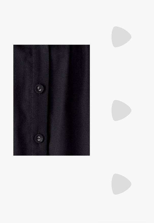 WILLA LINA - Abito a camicia - black; Sandal in beige piatta con multiple cinghie sottili e una fibbia regolabile. La suola è piatta con un leggero contrasto scuro lungo il bordo.; Occhiali da sole con montatura in metallo dorato e lenti marrone sfumate. Presenta una forma geometrica unica e accenti marroni sulle tempie. Design leggero.; Borsa a tracolla nera in pelle con una texture liscia, forma rettangolare e dettaglio in catena metallica sul davanti. Inclusa una tracolla regolabile.