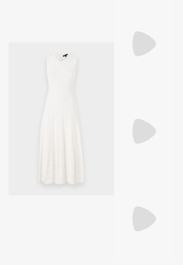 Maje RIPERLA - Rochie de zi - blanc; Pantofii plano din piele patent neagră, cu vârful pătrat, curea de gleznă cu accesorii din argint și talpă plată. Textură netedă cu un design minimalist.; Maje MISS MINI - Geantă crossbody - noir; Cercei aurii cu multiple lanțuri suspendate, având accente din rhinestone ovale clare și capete decorative cu tighel.