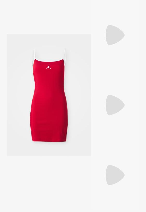 Raudona lygiai raukšlėta suknelė su spaghetti petnešomis ir baltais apvadais. Priekyje, krūtinės srityje, yra baltas Jumpman logotipas. Trumpa, prigludusi siluetas.; Balti aukštakulniai sandalai su masyviu kulnu, su dirželių dizainu ir kulkšnies raiščiu. Lygi tekstūra su platforma priekyje, suteikianti papildomą aukštį.; Juodas odinis krepšys su išlenkta forma, nuimamu dirželiu ir auksiniais detalėmis. Krepšys turi kilpą su sagtimi.; Sidabrinis dvigubas žiedas su lygiu, poliruotu paviršiumi. Pasižymi sklandžiu, kreiptu dizainu su persipinančiomis dalimis, suteikiančiomis modernų išvaizdą.