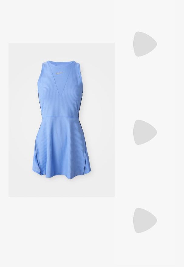 Rochie fără mâneci de culoare albastru deschis, cu o textură ribbită, având un decolteu în V, accente laterale negre și un mic logo aurit aproape de decolteu.; Saboti negri, din plastic neted, cu un design nervurat, găuri perforate pe partea superioară și un logo discret pe lateral.; Ochelari de soare albi cu rame rotunde și lentile închise la culoare. Prezintă o textură plastică netedă și un logo mic pe bradă.; Geantă din piele neagră cu două mânere pentru umăr, formă rectangulară și design minimalistic pe un fundal alb.