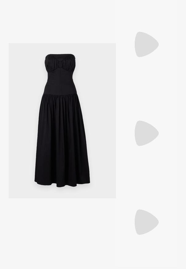TOVE LAURYN DRESS - Maxikjoler - black; Sorte slingback høje sko med spidse tæer, glat lædermateriale og et elegant, minimalistisk design. Høj stiletto hæl.; Sort læderhåndtaske med en tekstureret overflade, sølvhardware, lås og kort håndtag til bæring. Kompakt og struktureret design.; Sølv hoop ørering med diamantaccent på en models øre, der viser en glat tekstur og en skinnende overflade. Håret er langt og glat, delt i siden.