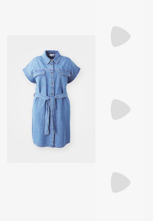 Denim skjortekjole med korte ermer, knappestolpe foran, to brystlommer og belte i midjen; har en rett snitt og midtlengde design.; Svart ermeløs topp med høy hals, lett stoff, avslappet passform og en asymmetrisk kant som er lengre bak.; Svart canvas sneakers med hvite lisser, hvit gummitåhette og en tykk hvit mellomsåle. Har subtil hvit søm og en gummisåle.; Svarte rektangulære solbriller med mørke linser og tykke matte rammer. Bøyene er litt avsmalnende med en jevn tekstur.