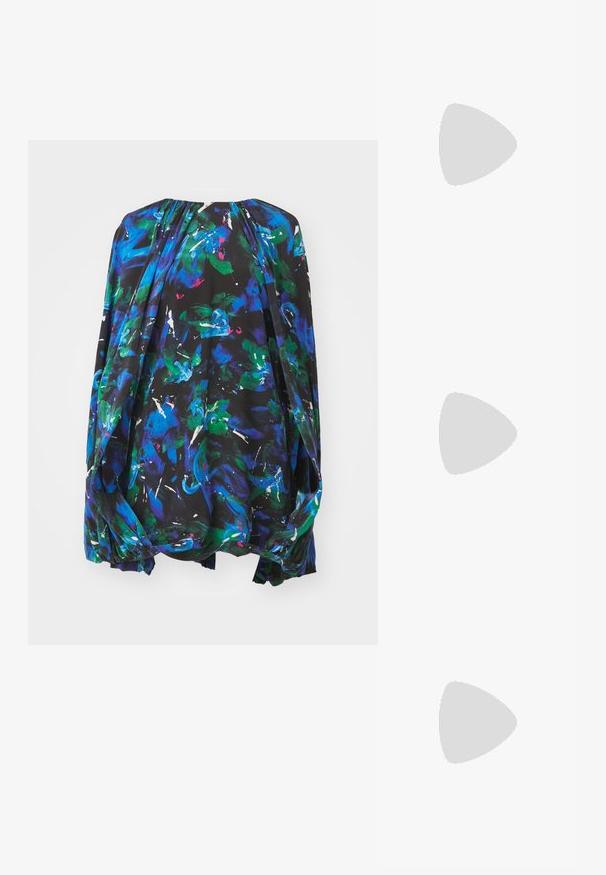 Blouse fluide noire avec de vives motifs floraux abstraits en bleu, vert et blanc. Encolure ronde avec des détails froncés et des manches amples.; Mules noirs en cuir à enfiler avec un bout pointu, une texture froncée et un petit talon aiguille. Présente un détail à cordon au niveau de l'ouverture.; Sac à main en tissu gris, de forme demi-lune, à surface texturée, avec une bandoulière en chaîne argentée et une fermeture zip. Accent noir à la base.; Boucles d'oreilles en perles argentées avec une forme incurvée en haricot. Surface lisse et brillante, maintenues par une fermeture à tige et à dos.
