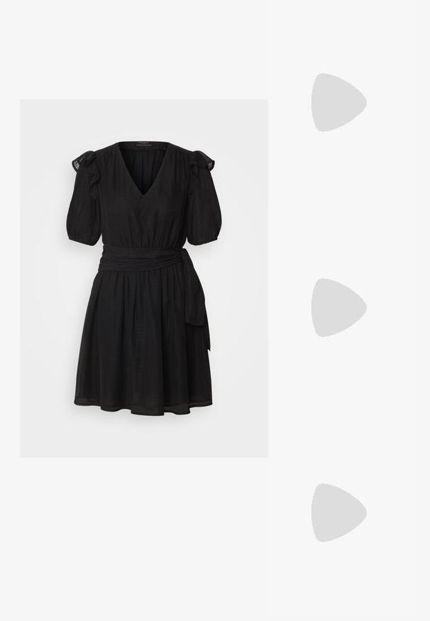 Must soov V-kaelusega, lühikeste puffvarrukatega ja vöödiga. Valmistatud tekstuuriga kangast, voolava seeliku kujundusega.; Hõbedased slingback kõrged kontsad terava ninaga, metalne viimistlus, kaks dekoratiivset rihma ja sihvakad kontsad musta otsaga.; Mustmust nahkaga kott sileda tekstuuriga. Omab reguleeritavat rihma ja sujuvat, minimalistlikku disaini, millel on lukuga sulgemine.; Hõbedane kahekordne rõngas sujuva, poleeritud pinnaga. Omab voolavat, kõverat disaini, millel on kattuvad sektsioonid, et saavutada kaasaegne ilme.
