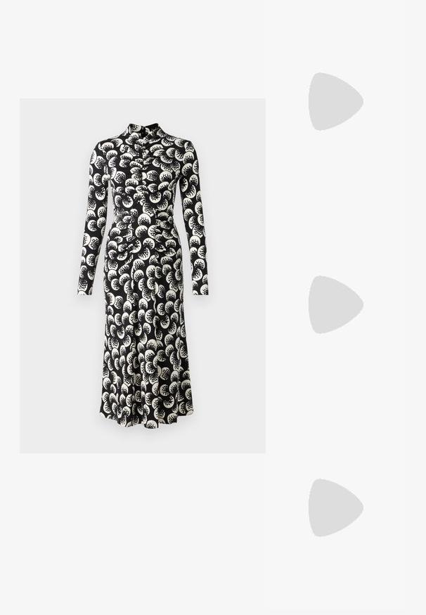 Diane von Furstenberg EMANUELLE DRESS - Dienas kleita - moon landing; Balta ādas siksniņu kurpe ar smailu purngalu, mazu papēdi un regulējamu siksniņu ar izteiktu sudraba sprādzi.; Maje MISS MINI - Soma ar siksnu pāri ķermenim - noir; Zelta tonis metāla auskari ar savītu dizainu, gludu, spīdīgu virsmu un apaļām formām. Katrs no tiem ir aptuveni 5 cm garš.
