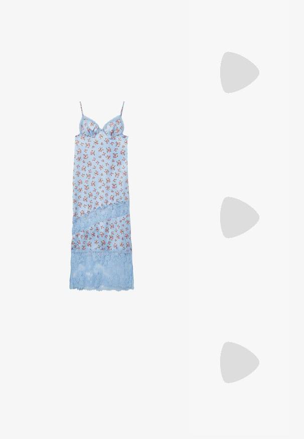 Nuisette bleue à motifs floraux avec des bordures en dentelle délicate, dotée de bretelles spaghetti réglables et d'une texture douce, semblable à du satin. Motif floral sur l'ensemble.; Escarpin à talon slingback à bout pointu en matériau beige lisse et brillant. Présente un design de découpes courbées et un talon aiguille fin. Détail de boucle en argent.; Lunettes en métal doré avec des verres ovales, des branches fines et des plaquettes de nez transparentes. Présente des accents subtils sur les charnières et des verres transparents.; Sac bandoulière en cuir marron avec une forme incurvée, quincaillerie dorée et un accent en boucle. Comprend une bandoulière détachable.