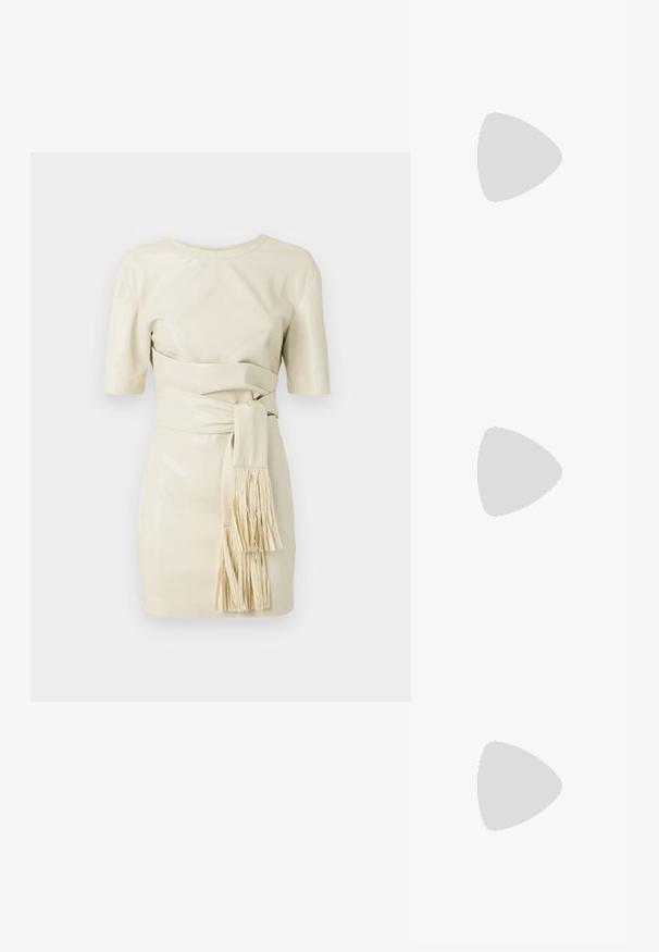 Vestido de cuero crema con mangas cortas, un corsé ajustado y un cinturón atado con detalle de flecos. Textura suave y diseño minimalista.; Tacón slingback negro de charol con punta afilada, que presenta un estampado de serpiente texturizado, correa ajustable y un tacón bloque corto y texturizado.; Bolso cruzado de cuero negro con dos bolsillos frontales, hebillas doradas, cierre de cremallera y una correa delgada. Superficie texturizada y forma rectangular compacta.; Pendientes en tono dorado con un cristal rectangular y transparente que cuelga por debajo de una fila de pequeños acentos redondos y claros. Diseño elegante y moderno.