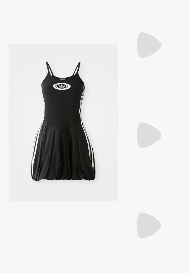 Černé šaty bez rukávů s přiléhavým, ribbovaným vrškem, bublinkovou sukní, bílými postranními pruhy a bílým oválným logem na hrudi.; Černé lakované kožené lodičky na pásku s špičatou špičkou a geometrickým blokovým podpatkem. Vyznačují se elegantním, minimalistickým designem a hladkým povrchem.; Černá kožená kabelka s křivkovým tvarem, odnímatelným popruhem a zlatými detaily. Kabelka má klopu s přezkou.; Zlatě zbarvený kovový náramek s plynulým, zakřiveným designem. Obsahuje malý, výrazný stříbrně zbarvený akcent na jednom konci.