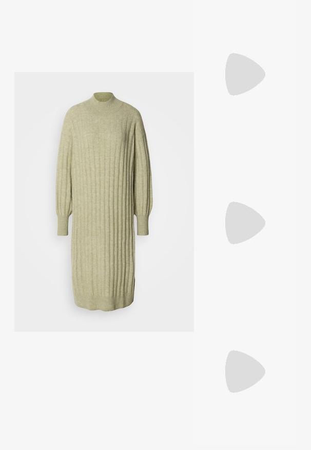 Hellgrünes gestricktes Kleid mit geripptem Muster, hohem Ausschnitt und Ballonärmeln. Lockere Passform mit seitlichen Schlitzen am Saum.; Weißes Langarm-Hemd mit Knopfverschluss, Kragen und einer einzelnen Brusttasche, leicht geschwungener Saum, auf weißem Hintergrund präsentiert.; Schwarze Lederstiefeletten mit runder Zehenpartie, Schnürung vorne und einer dicken Gummisohle mit strukturiertem Profil. Mit Zugschlaufe an der Rückseite.; Schwarze Ledertasche mit langen Griffen, rechteckiger Form, glatter Oberfläche und schrägen Seiten, mit minimalistischer Gestaltung und ohne sichtbare Beschläge.