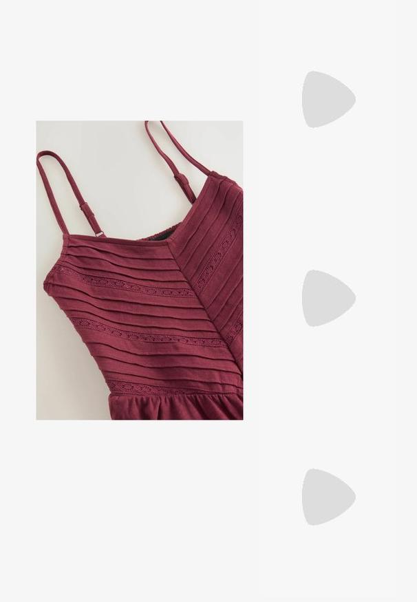 Burgundin mekko, jossa on pystysuuntainen ribbitekstuuri, verkkohihnat ja koristeellinen rei'itetty kuvio rinnan lähellä. Pyöristetty helma alareunassa.; Punaiset verkkomateriaalista valmistetut balettikengät, joissa on teräväkärkinen muotoilu ja ohut nauha sekä solkiyksityiskohta. Yläsovitus on avoin, pesäkynttäkuvioitu.; Pyöreät, ruskehtavat aurinkolasit, joissa on kiiltävä burgundinpunainen runko. Kapeat sivut, joissa on hienovarainen brändäys. Litteät linssit.; Sarjan kahdeksasta metallikorusta, joissa on hopean ja kullan sävyjä. Mukana on erilaisia renkaiden tyylejä, tekstuureja ja viimeistelyjä, järjestetty koon mukaan.