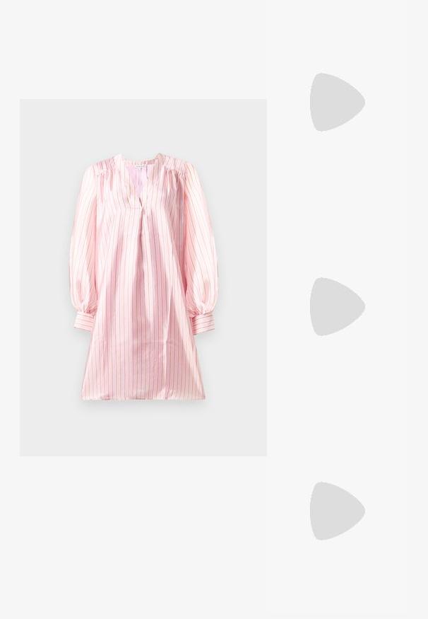 Helles rosa Kleid mit vertikalen weißen und korallenfarbigen Streifen, mit einem V-Ausschnitt und puffigen langen Ärmeln. Glatte, satinähnliche Textur.; Schwarze Wildleder-Espadrilles mit einem dünnen Knöchelriemen, offener Zehenpartie und moderatem Blockabsatz. Glatte Textur und minimale Akzente.; Dunkelburgunderfarbene Leder-Schultertasche mit einem eleganten, geschwungenen Design. Verfügt über einen Reißverschluss oben und einen dünnen, verstellbaren Tragriemen. Sanfte Textur.; Goldene Ohrringe mit einem Kreuzakzent, einer strukturierten runden Basis mit einem zentralen Edelstein und einer filigranen Verzierung entlang der Kanten.