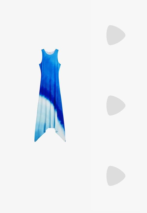 Ujjatlan, bokáig érő ruha kék és fehér árnyalataiban, dip-dye hatással. Puha, áramló anyag, aszimmetrikus szegéllyel.; Fehér, magassarkú szandál vastag sarokkal, pántos dizájnnal és bokapánttal. Sima textúra, elülső platformmal a megnövelt magasság érdekében.; Krém színű napszemüveg ovális lencsékkel, fekete árnyalattal és fémszínezésű logóval a templomoknál. Sima textúra, macskaszem forma.; Fehér szintetikus kézitáska, háromszög alakú, lapos előlap, masni részlettel, állítható pánttal, sima textúrával és minimalista dizájnnal.
