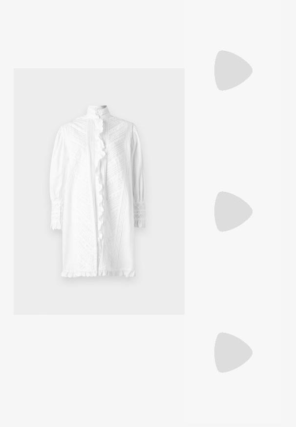Bela obleka s dolgimi pufastimi rokavi, visokim ovratnikom in dekorativnim volanom po sprednji strani. Ima teksturirane vzorce in čipkaste dodatke.; Zlata kovinska usnjena čolnarica z zaobljenim nosom, okrasnimi vezalkami in majhnimi luknjicami ob straneh. Ravna gumijasta podplat.; Tkanirana bež torba z ukrivljenim ročajem, teksturirano površino in rjavim detajlom s pomponom. Ima ohlapen, hobo obliko.; Lauren Ralph Lauren NK 17" BEADED LOGO COLLAR /TGGLE - Verižica - silver-coloured
