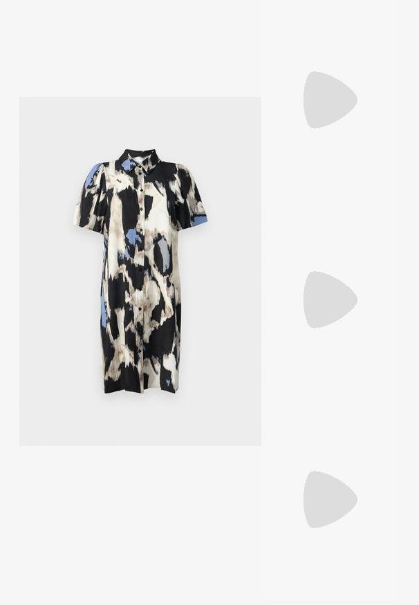 Vestido camisa de manga curta em padrão abstrato preto, branco e azul, com frente abotoada e gola, feito de um tecido leve.; Sapatos de salto alto metálicos dourados, com biqueira em ponta e salto grosso. Textura suave, design minimalista e uma tira estreita.; Bolsa de couro preta com forma curva, alça destacável e detalhes em dourado. A bolsa possui uma aba com detalhe de fivela.; Brincos de argola dourados com um formato irregular e texturizado. Apresentam um fecho sem emenda e um acabamento polido, destacando um design moderno.