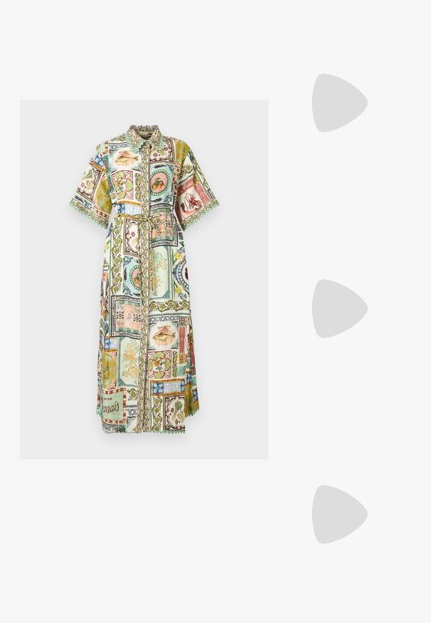 Duga haljina košulja s ovratnikom, širokim rukavima, remenom i patchwork dizajnom koji prikazuje morsku hranu, voće, cvijeće i dekorativne rubove u pastelnim tonovima.; Bež sandale na visoku petu s tankim remenom oko gležnja i dva gornja remena. Sjajan lakirani završetak i detalj zlatne boje na remenu oko gležnja.; Smeđe naočale sa ovalnim sočivima, crnim tonom i metalnim logotipom na sljepoočnicama. Glatka tekstura, mačkasti oblik.; Zlatna šljokasta torbica u pravokutnom obliku, s uvrnutom lancem kao drškom i metalnim kopčanjem, koja odražava svjetlost s teksturiranim završetkom.