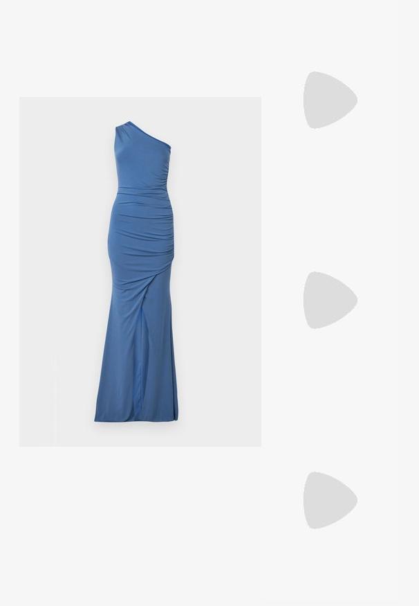 Robe bleue à une épaule en tissu extensible, avec des détails froncés, une silhouette élégante et une base évasée.; Sandales à talons noirs avec plusieurs brides entrecroisées. Matériau lisse, bout pointu et talon étroit. Bride de cheville ajustable avec boucle.; Pochette en métal argenté avec une forme douce et arrondie et un fermoir en haut noué. Fabriquée en simili cuir lisse.; Boucles d'oreilles en argent en forme de créoles avec un design torsadé, dotées d'une finition polie et d'une fermeture à poussoir. Mesurent environ 3 cm de diamètre.