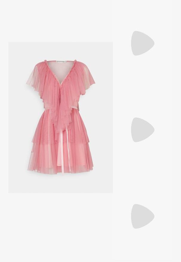 Ida Sjöstedt AURORA DRESS - Vestito elegante - rose; Slingback eleganti in pelle verniciata nera con punta appuntita, cinturino alla caviglia regolabile e tacco quadrato moderato. Texture liscia con finitura lucida.; Clutch in pelle nera con texture arricciata, cornice in metallo color argento, chiusura a scatto e tracolla a catena. Superficie liscia e morbida.; Bracciale in tono oro con design a catena, decorato con un charm a forma di spilla di sicurezza e un motivo a fiocco scintillante. Include una chiusura a moschettone e un'etichetta con logo.