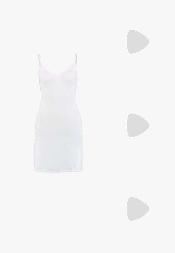 Abito sottoveste bianco in materiale morbido, con un delicato pizzo lungo il collo e l'orlo, e spalline regolabili.; Scarpa Mary Jane in vernice nera con punta affusolata, cinturino regolabile e tacco a blocco, caratterizzata da una finitura lucida e un design minimalista.; Occhiali da sole neri rettangolari con montatura spessa, lenti scure e design angolare. Materiale plastico liscio senza motivi o accenti visibili.; Set di 16 bracciali d'argento con varie trame, tra cui superfici lisce, torciglioni e schemi di perline, disposti in quattro righe su uno sfondo bianco.