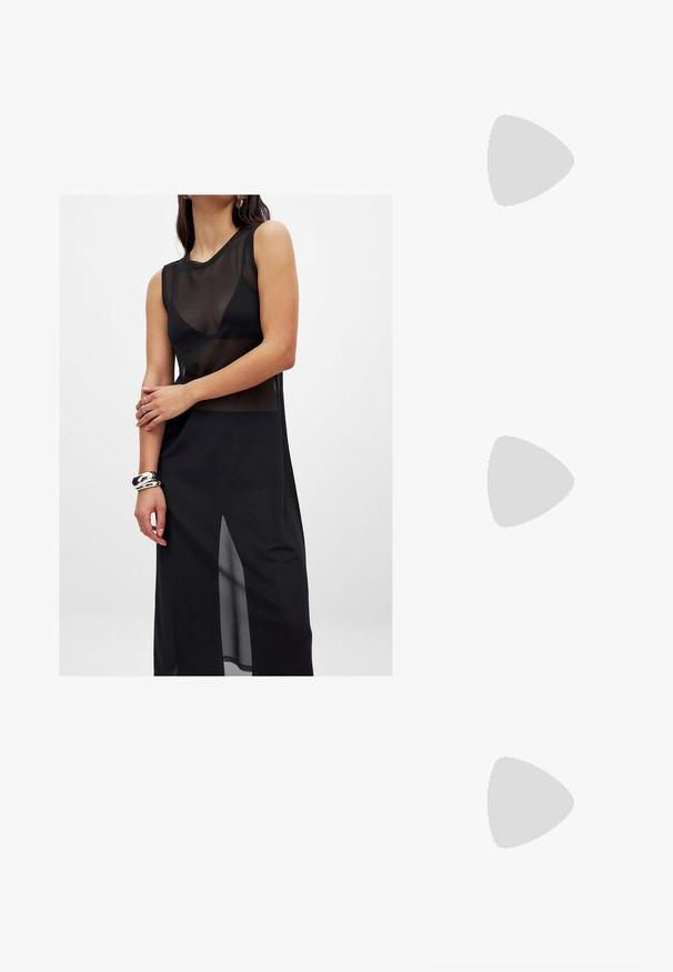 Abito nero senza maniche realizzato in tessuto trasparente, con un collo alto, spacco laterale e texture liscia. Accessoriato con un bracciale a manicotto metallico.; Pump in pelle nera con punta affusolata e tacco basso a blocco. Presenta una cinghia alla caviglia con una fibbia in tonalità oro. Texture liscia.; Occhiali da sole neri oversize con lenti sfumate, montatura spessa e dettagli in catena dorata sulle astine.; Borsa nera con forma strutturata, texture liscia e una chiusura metallica. Abbinata a pantaloni neri larghi e sandali open-toe su un pavimento in legno.