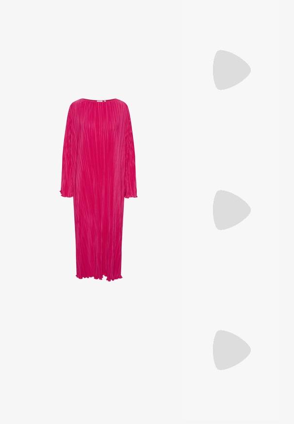 Rochie lungă, decolteu rotund, dintr-un material lejer, de culoare roz aprins, cu pliseuri verticale; are mâneci lungi și marginile de la mansete și tiv desfăcute.; Pantofii slingback din piele lăcuită neagră, cu vârf ascuțit, bretele pentru gleznă cu catarame și accesorii din argint, și un toc subțire.; Geantă din piele neagră, cu o formă curbată, curea detașabilă și accesorii aurii. Geanta are un capac cu un detaliu tip cataramă.; Cercei aurii cu forme texturate și ondulate. Include studs sculpturale cu clip și un design de cerc deschis cu un finisaj cioplit.
