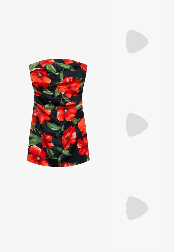 Črna brezramna obleka z rdečim cvetličnim vzorcem, ki prikazuje velike makove in zelene liste, teksturirana tkanina z nabranimi detajli.; Črne usnjene sandale s peto, ki imajo tanke trakove, kvadratni nos in stileto peto. Nastavljiv gleženjski trak za prilagajanje. Gladka tekstura.; Črne sončna očala s pravokotnimi okvirji, svetlo modrimi lečami, matirano površino in srebrnimi detajli na tečajih. Narejeno v Italiji.; Črna sintetična torba za ramo s ukrivljeno silhueto, teksturirano površino, zlatim trikotnim logotipom in odstranljivimi dodatki.