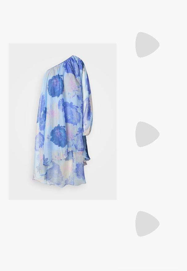 Blommig klänning med en axel i ljusblått med stora blå blommor. Mjuk, genomskinlig tyg som faller med lager av fåll och lång ärmdetalj.; Svarta platta sandaler med smala, korslagda remmar och spänne. Designen är minimalistisk med platt sula och fyrkantig tå.; Svart läder crossbody-väska med en slät yta, rektangulär form och metallickedjedetalj på framsidan. Justerbar rem ingår.; Silverfärgade örhängen i en vriden ringdesign, med en texturerad yta och ribbad dekor, som fästs med en postklämma.