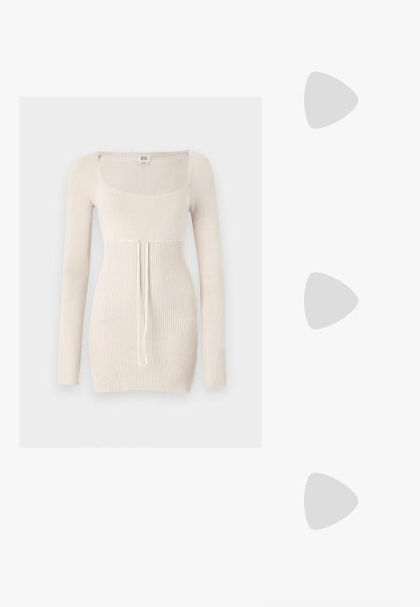 Beige Pullover mit langen Ärmeln, quadratischem Ausschnitt, gerippter Textur, Kordelzugdetails an der Taille und figurbetontem Schnitt.; Schwarze Lackleder-Slingback-High Heels mit spitzem Schuh und einem geometrischen Blockabsatz. Verfügt über ein schlankes, minimalistisches Design und eine glatte Textur.; Schwarze Lederhandtasche mit geschwungener Form, abnehmbarem Tragegurt und goldenen Beschlägen. Die Tasche verfügt über einen Deckel mit einer Schnallen-Details.; Goldfarbene Creolen mit einer glatten, polierten Oberfläche. Sie haben eine halbkreisförmige Form und einen sicheren Stiftverschluss.