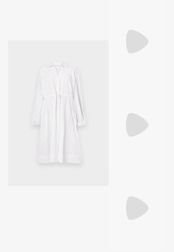 Rochie albă cu mânecă lungă, cu închidere cu nasturi, brâu legat, model din ochiuri și mâneci căptușite. Textură netedă și croială lejeră.; Sandal cu barete negre, cu vârf pătrat și toc mic de bloc. Prezintă mai multe barete subțiri și o bareta ajustabilă la gleznă. Fabricat din piele netedă.; Geantă de umăr din piele neagră, cu o textură netedă, formă rectangulară și un detaliu din lanț metalic în față. Include curea reglabilă.; Cercei din argint cu stud pătrat, având un finisaj neted și lustruit, într-o formă de lacrimă, care reflectă lumina cu o suprafață lucioasă.