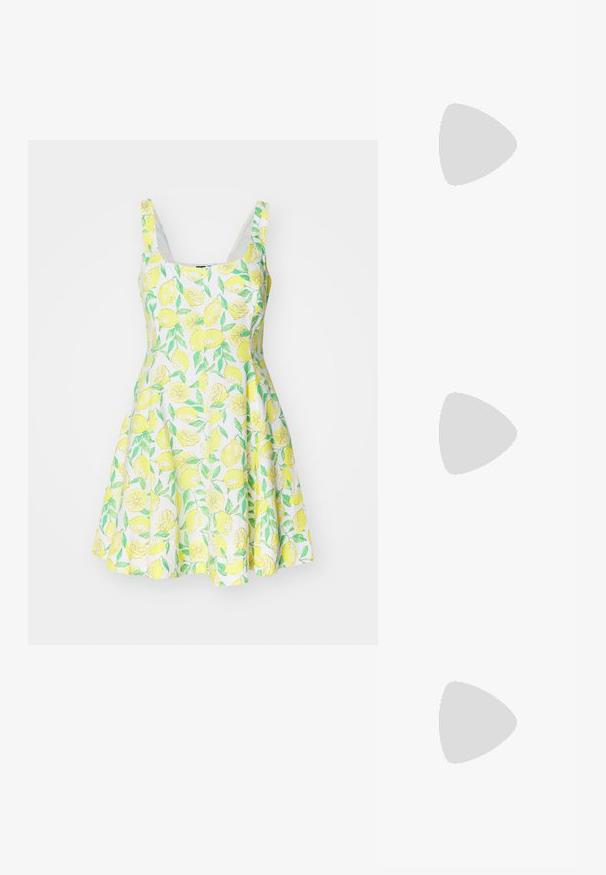 Ärmelloses Kleid mit Zitronenmuster aus leichtem Stoff, das einen schwingenden Rock und einen weißen Hintergrund mit grünen Blättern und gelben Zitronen aufweist.; Weißes Baumwoll-T-Shirt mit einem großen, leuchtend roten Hummer-Design auf der Vorderseite. Mit kurzen Ärmeln und klassischem Rundhalsausschnitt.; Weiße hochwertige Leinensneaker mit schwarzer Gummisohle, vorderem Gummizehenschutz und sechs Ösen für Schnürsenkel, die ein sauberes, minimalistisches Design aufweisen.; Rote Lederhandtasche mit einem kantigen, geometrischen Design. Verfügt über einen verstellbaren Schulterriemen und einen Klappenverschluss mit genähten Details.