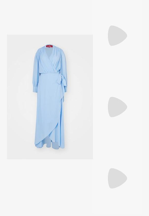 Cras LOGAN DRESS - Proginė apranga - dutch blue; Juodos aukštakulnės sandalai pasižymi plonyčiais dirželiais su mazgo dizainu, lygiu kvadratiniu pirštu ir elegantišku stiletto kulnu.; Auksinė rankinė su sudėtinga karoliukų tekstūra, trikampio formos logotipo akcentu ir metaliniu grandininiu diržu. Stačiakampio forma, elegantiškas dizainas.; Sidabrinės auskarai žiedai su lygiu, blizgiu paviršiumi. Suapvalinta forma, lengvas dizainas, su uždarymu ant smeigtuko.