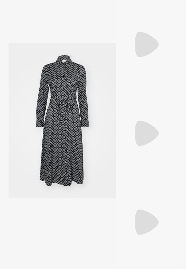 Abito navy con un motivo geometrico bianco, maniche lunghe, chiusura a bottoni davanti e dettaglio in vita con fiocco, che arriva a metà polpaccio. Tessuto di finitura liscia.; Tacchi slingback in pelle nera con punta affusolata, caratterizzati da un tacco alto e un accento dorato sulla cinghia regolabile. Texture liscia.; Borsa a mano in pelle nera con un design strutturato, caratterizzata da una forma corta, manico superiore e accessori in metallo dorato. Inclusa tracolla regolabile.; Orecchini a cerchio in metallo argentato con una superficie liscia e lucida e un design strutturato e arrotondato. Presentano una chiusura a cerniera per un indosso sicuro.