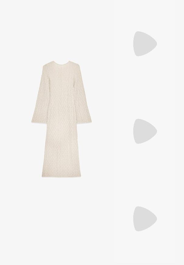 Lång, krämfärgad klänning med texturerad tyg, rund halsringning och utställda ärmar. Enkel, rak silhuett utan synliga knäppningar.; Bruna öppna klackmules med en slät, matt yta, med en kurvad design och en genomskinlig, avsmalnande klack.; Brun läderhandväska med en rundad form, dubbla detaljer i gyllene ton, två framfickor och ett brett band. Slät textur med en elegant finish.; Stradivarius SET - Armband - dark brown