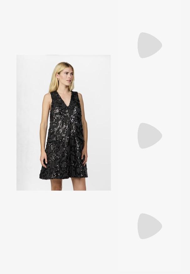 Juoda be rankovių suknelė su V formos iškirpte, dekoruota blizgučiais ir turinti sluoksniuotą audinį, sukuriantį tekstūrą ir vizualinį patrauklumą.; ALDO CRERIDE PILLOW WALK - Sandalai - beige; Mažas kreminis rankinukas su tekstūruotu paviršiumi, ilga reguliuojama juostele, grandinėle ir užsegimu su atvartu. Aukso detalės.; Aukso auskarai su lygiu, blizgiu paviršiumi. Apvalus dizainas su maža užrakto dalimi ir skaidria atrama saugiam nešiojimui.