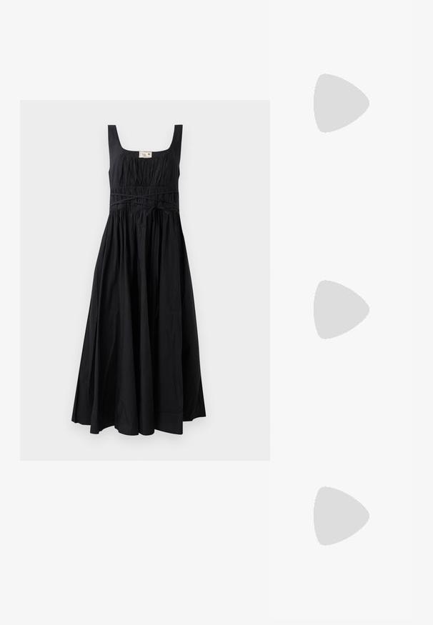 Melna, bezpiedurkņu kleita ar kvadrātveida dekoltē, savākta augšdaļa un plūstoša svārku daļa. Ietver auklu vidukli un mīkstu kokvilnas audumu.; Bez piedurknēm, augsta izgriezuma topiņš ar vertikālām melnbaltām svītrām, izgatavots no teksturēta adīta auduma, ar augstu, pieguļošu apkakli.; Melnas lakota ādas sandalēs ar trim siksnām, potītes sprādzi un 4 collu stiletto papēdi. Iespējas ar zelta detaļām un logotipa piekariņu.; Brūnas ādas pleca soma ar izliekta vāka, zelta detaļām un dekoratīvu logotipu. Siksna ir regulējama un tai ir gluda tekstūra.