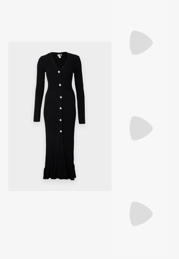 YAS YASMIKKE MIDI DRESS  - Sarafanas - black; Juodos aukštakulnės šlepetės su keliais perrištomis juostelėmis. Lygi medžiaga, smailas nosis ir siauras kulnas. Reguliuojama kulkšnies juostelė su sagtimi.; Sidabrinė metalinė maišelio forma su švelnia, apvalia forma ir mazgu užveriamu viršumi. Pagaminta iš lygios dirbtinės odos medžiagos.; Sidabriniai auskarai žiedai su sukto dizaino, turintys poliruotą apdailą ir fiksavimo smeigtuką. Skersmuo maždaug 3 cm.
