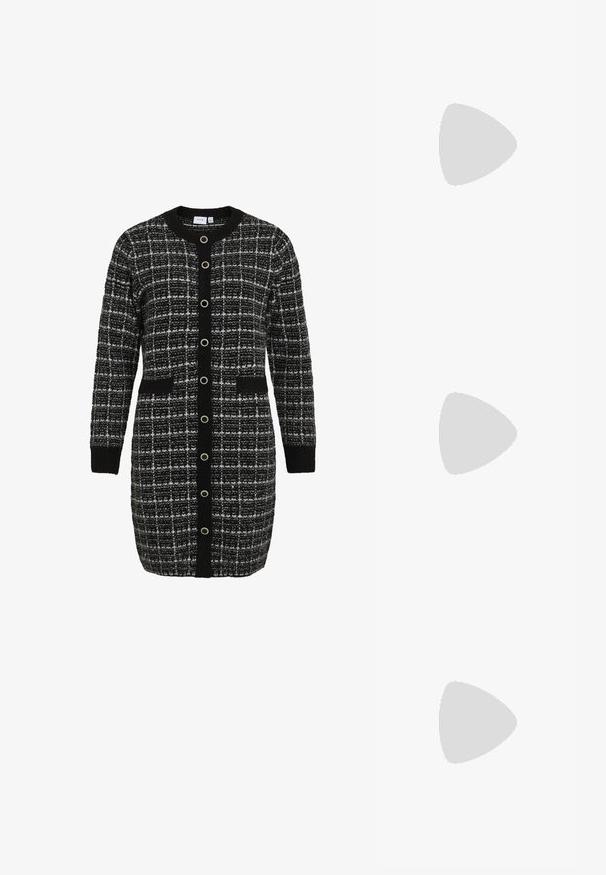 Cardigan noir et blanc à carreaux avec un col rond, des manches longues, des poches avant et un plastron de boutons noirs contrastants. Texture tricotée.; Bottes blanches jusqu'au genou avec une finition lisse et brillante. Talon carré et détails de couture subtils sur le côté.; Lunettes de soleil ovales noires avec des verres foncés, monture en plastique brillant, branches larges et un petit accent doré d'un côté.; Bagues torsadées en ton or empilées ensemble, présentant un design texturé avec des bords lisses et arrondis, créant une apparence organique et fluide.
