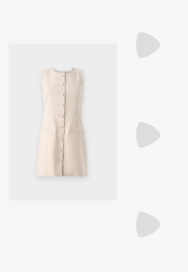 Vestido bege sem mangas com decote redondo, fecho de botões à frente e dois bolsos laterais. Tecido liso com um design estruturado.; Trench coat bege sobre calças largas bege claro. Ténis castanhos com um padrão texturizado e atacadores brancos. Piso suave e minimalista.; Óculos de sol em forma oval em cor bordô com lentes cinzentas escuras. Apresenta detalhes em metal dourado nas hastes. Textura smooth em plástico.; Bolsa de ombro de couro castanho com um design despojado, acabamentos em dourado e costura branca em contraste, segurada por uma pessoa vestindo roupa de ganga.