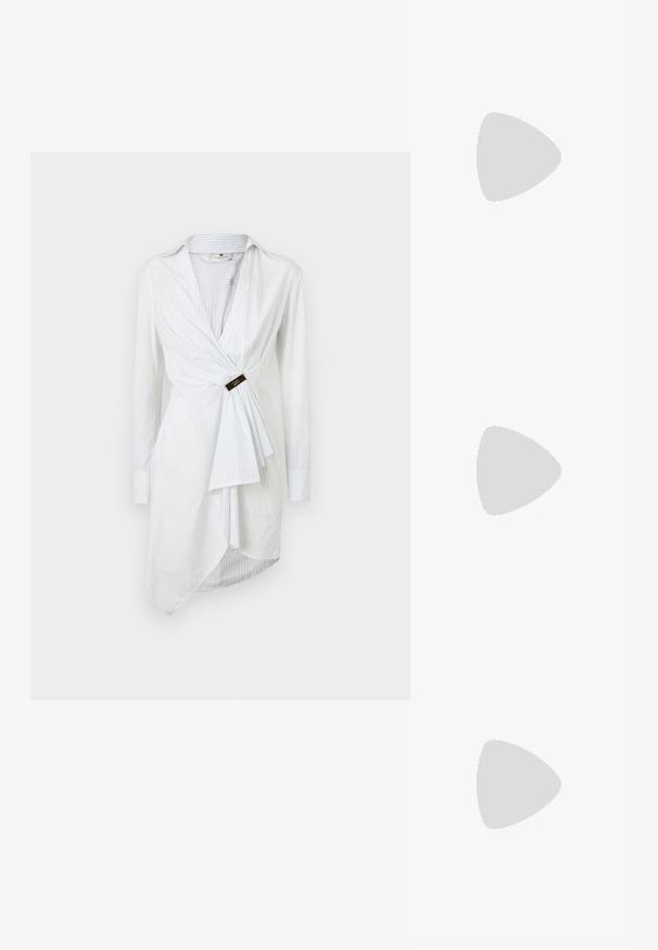 Abito camicia bianco a righe con maniche lunghe, design avvolgente e fibbia dorata. Presenta un scollo a V e un orlo asimmetrico.; Sandali neri con tacco alto presentano sottili cinturini con design annodato, una punta quadrata liscia e un elegante tacco a spillo.; Borsa a mano metallica grigia chiara con tracolla a catena, impreziosita da piccoli chiodi metallici circolari e da un logo triangolare del marchio.; Orecchini a cerchio in argento con una finitura liscia e lucente. Forma arrotondata, design leggero, con chiusura a perno.