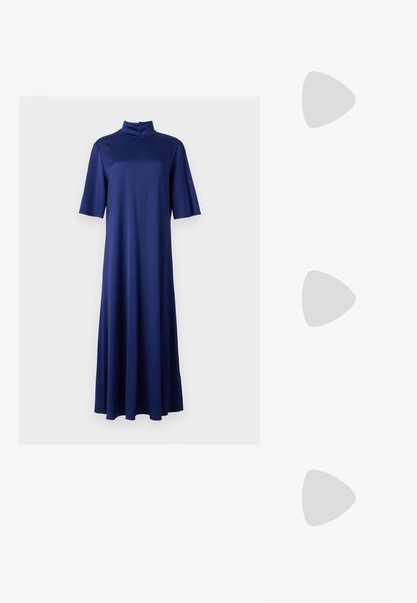 Námornícky modré midi šaty s vysokým golierom, krátkymi rukávmi a splývavým siluetou v A-líne, vyrobené z hladkého, elastického materiálu.; Čierne sandále na vysokom podpätku majú tenké remienky s uzlovým dizajnom, hladký štvorcový špičku a elegantný stiletto podpätok.; Svetlošedá metalická kabelka s reťazovým popruhom, ozdobená malými kruhovými kovovými štítkami a trojuholníkovým logom značky.; Strieborné kovové náušnice s hladkým tvarom kvapky a lesklým povrchom. Jemné rytiny pridávajú detail. Minimalistický dizajn.
