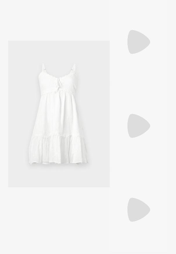 Rochie albă fără mâneci, cu dantelă la margine, detalii cu panglică la bust, tiv învolburat în straturi și model floral pe un material ușor.; Mule-uri cu toc deschis, de culoare maro, cu un finisaj neted și mat, având un design curbat și un toc transparent, conic.; Ochelari de soare rotunzi, cu nuanțe de brown și cu un cadru lucios de burgund. Brațe subțiri cu detalii subtile de branding. Design cu lentile plate.; Geantă din paie împletită cu accente din piele maro, două mânere și curea detașabilă. Formă curbată cu o bază robustă.