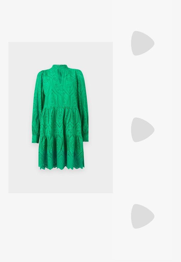 Žalia broderie anglaise suknelė su ilgomis rankovėmis, sulankstyta apatine dalimi ir rakto skylutės iškarpa. Suknelė puošniai dekoruota sudėtingais iškirpimais ir banguotais kraštais.; Aštrus pirštas aukštakulnis batelis su sidabro, aukso ir nuogų spalvų deriniu. Blizgus paviršius su išpjovos dizainu, su stiletto kulnu.; Sidabrinė metalinė maišelio forma su švelnia, apvalia forma ir mazgu užveriamu viršumi. Pagaminta iš lygios dirbtinės odos medžiagos.; Sidabriniai auskarai žiedai su sukto dizaino, turintys poliruotą apdailą ir fiksavimo smeigtuką. Skersmuo maždaug 3 cm.
