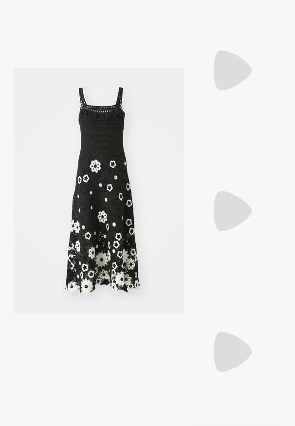 Svart virkadräkt med fyrkantig halsringning, volangdetaljer och blommönster i vitt. Utskuren nederkant och intrikat spetsstruktur.; Svart lacklädersplattork med fyrkantig tå, ankelrem med silverfärgad detalj och platt sula. Slät yta med minimalistisk design.; Maje MISS MINI - Axelremsväska - noir; Guldtonade örhängen med flera fallande kedjor, prydda med klara ovala rhinestone-accenter och dekorativa stuvar.