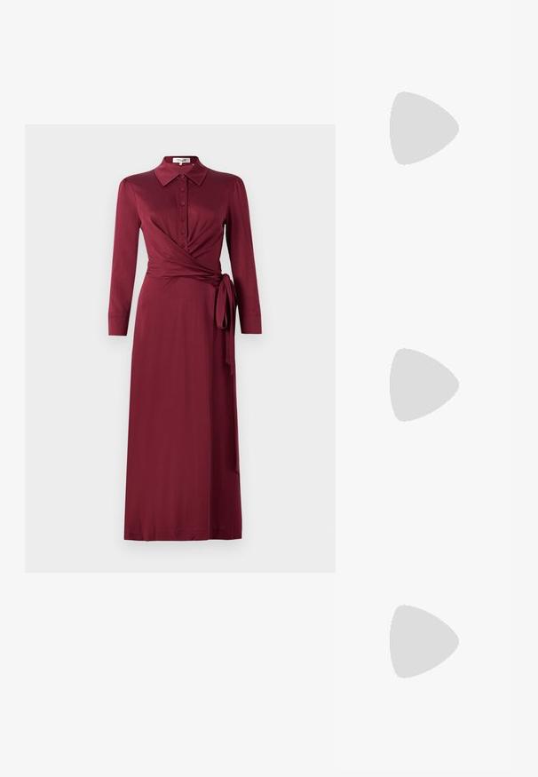 Burgundowa sukienka w stylu wrap z kołnierzykiem, długimi rękawami, z przodem na guziki i wiązaniem w talii. Gładka tkanina z korzystnym krojem.; Czarne lakierowane czółenka na obcasie typu slingback z wąskim noskiem, z teksturowanym wzorem wężowym, regulowanym paskiem oraz krótkim, teksturowanym obcasem w kształcie słupka.; Czarna skórzana torba na ramię z dwoma przednimi kieszeniami, złotymi klamrami, zamkiem błyskawicznym i cienkim paskiem. Teksturowana powierzchnia i kompaktowy prostokątny kształt.; Złote kolczyki z prostokątnym, przezroczystym kryształem zwisającym poniżej rzędu małych, okrągłych, przezroczystych akcentów. Elegancki, nowoczesny design.