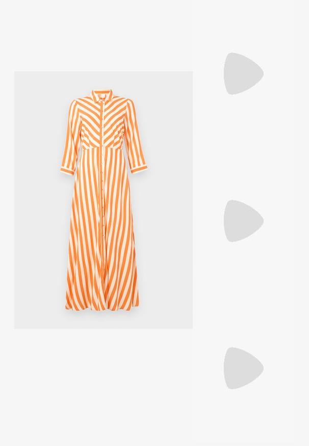 Šaty na gombíky s vertikálnymi oranžovými a bielymi pruhmi, dlhými rukávmi, golierom a voľným strihom s rovnou spodnou časťou.; Čierne lakované kožené sandálové podpätky s špicatou špičkou a geometrickým blokovým podpätkom. Disponujú elegantným, minimalistickým dizajnom a hladkým povrchom.; Čierna kožená kabelka s zaobleným tvarom, odnímateľným popruhom a zlatými doplnkami. Kabelka má klopu s detailom s prackou.; Náušnice z kovu v zlatej farbe s elegantným, zakriveným dizajnom. Majú charakteristický špicatý tvar, leštený povrch a uzáver na pánt.