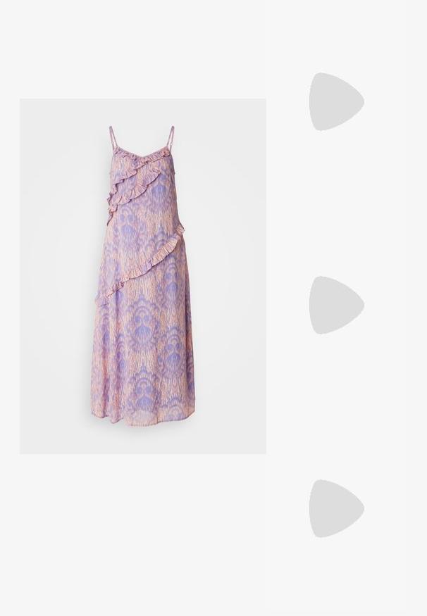 Lilac ja persikka värillä kuvioitu mekko, jossa on hennot röyhelöt sivuilla ja säädettävät spagettiolkaimet, valmistettu virtaavasta kankaasta.; Vaaleanpunaiset kumisaappaat, joissa on ristikkäiset hihnat, uritettu pohja ja lievä kaarituki, käytetty valkoisten leveiden housujen kanssa puulattialla.; Vaaleanpunaiset läpinäkyvät aurinkolasit, joissa on soikeat linssit, tumma punainen sävy ja hoikat sankarit. Kehyksissä on sileä pinta ja hienovaraista yksityiskohtaisuutta.; Ruskea nahkainen käsilaukku, jonka muoto on kartiomainen, tukevat kahvat ja erottuva valkoinen ompelu. Varustettu irrotettavalla olkahihnalla monipuolisuutta varten.