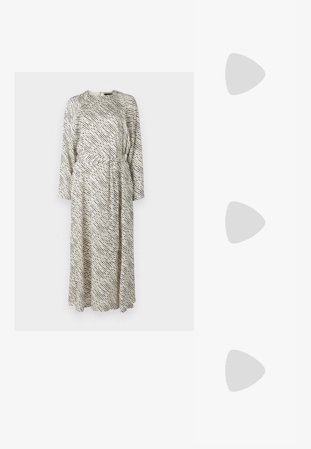 Langes Kleid aus leichtem Stoff mit einem schwarz-weißen diagonalen Muster, langen Ärmeln und einer gebundenen Taille.; Weiße Leder-Sneaker mit einer dicken weißen Sohle, schwarzem Wildlederakzent an der Ferse und geprägtem Logo an der Seite. Schnürdesign mit sechs Ösen.; Schwarze übergroße Sonnenbrille mit geometrischer Form, ausgestattet mit dunklen Gläsern und einem kontrastierenden grauen Detail im Rahmen. Logo am Bügel.; Silberne Creolen mit einer glatten, glänzenden Oberfläche. Abgerundete Form, leichtes Design, mit einer Steckverschluss. 